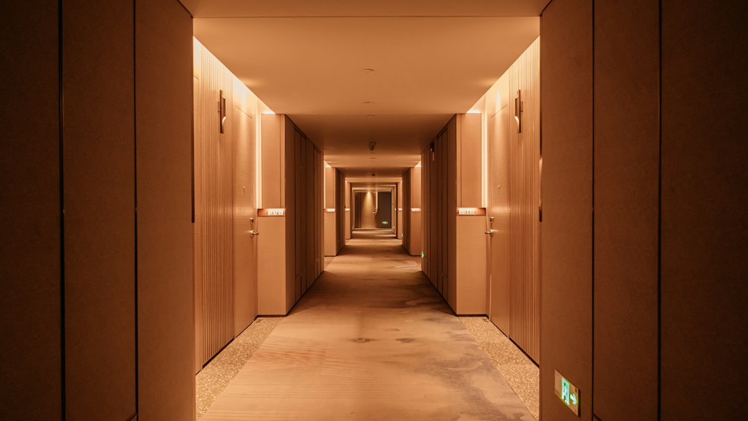 Corridor d'immeuble avec moquette