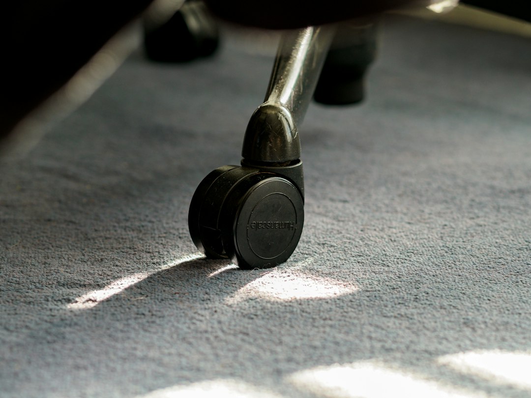Professionnel nettoyant une moquette de bureau