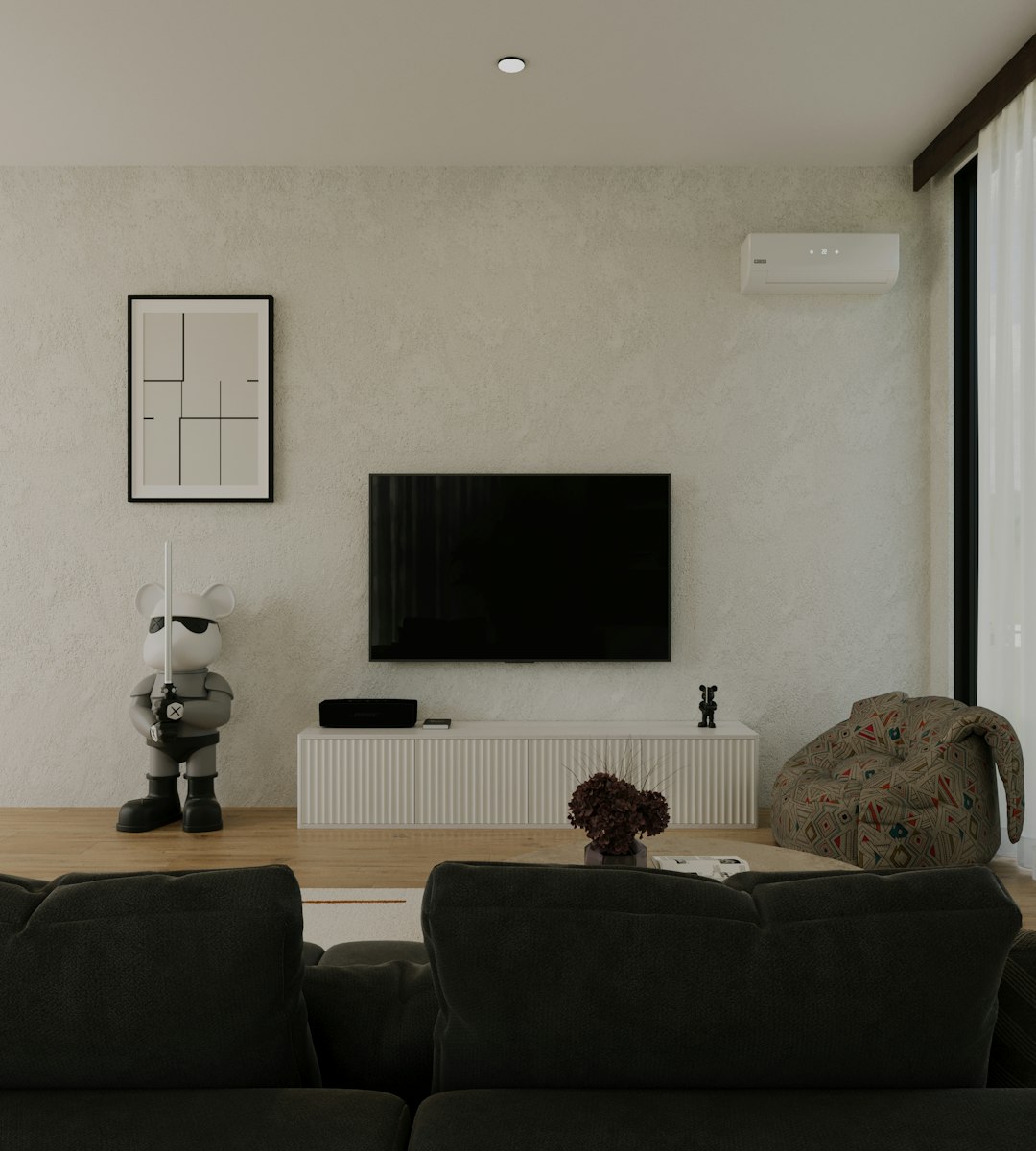Purificateur d'air blanc dans un salon lumineux