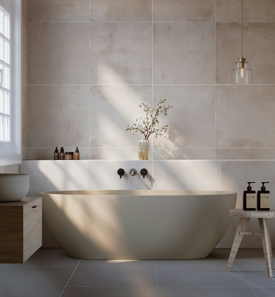 Une salle de bain propre aux tuiles blanches
